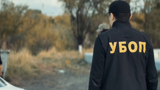 Задержание двух работников интернет-магазина сняли на видео в Павлодарской области