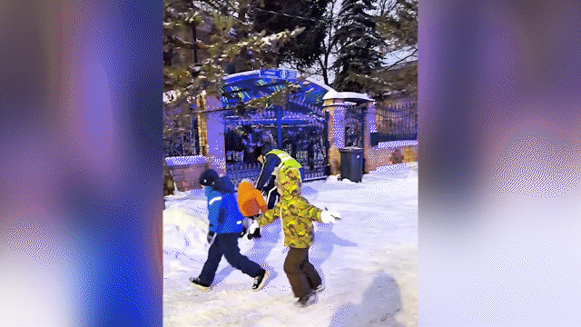 Игра в снежки: видео с детьми и полицейскими умилило казахстанцев