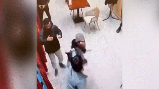 Драка из-за пролитого чая в Актау: перед судом предстали сотрудник кафе и посетительница