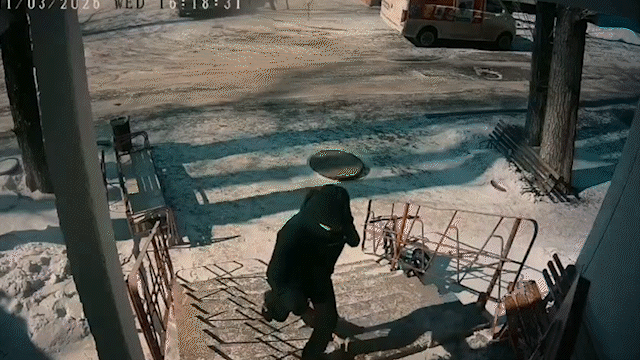 Дерзкий грабитель протащил пенсионерку по подъезду: видео из Павлодара