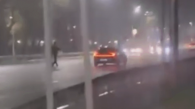 Выбежал из движущегося авто: в Алматы мужчина снимал опасное видео на дороге