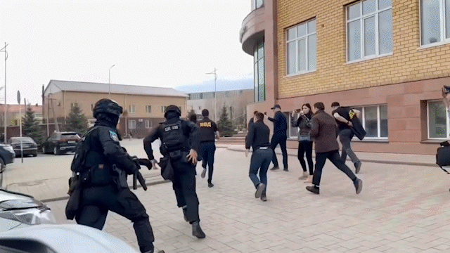 Как задерживали «помогаек» в ЦОНе Актобе – появилось видео