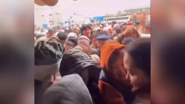 Давка из-за бесплатной еды: организатора акции арестовали в Усть-Каменогорске