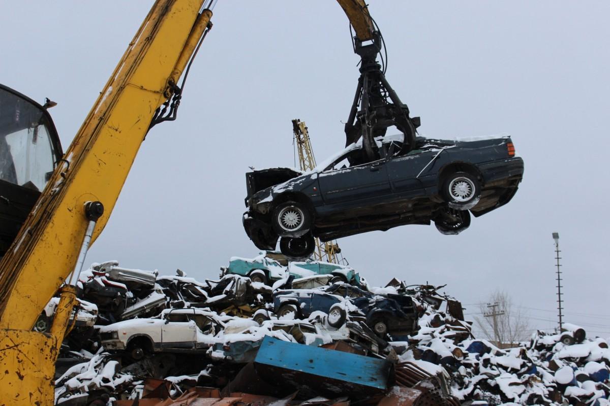 Прием старых авто возобновляется: выгоднее разобрать на запчасти или сдать  в утиль?