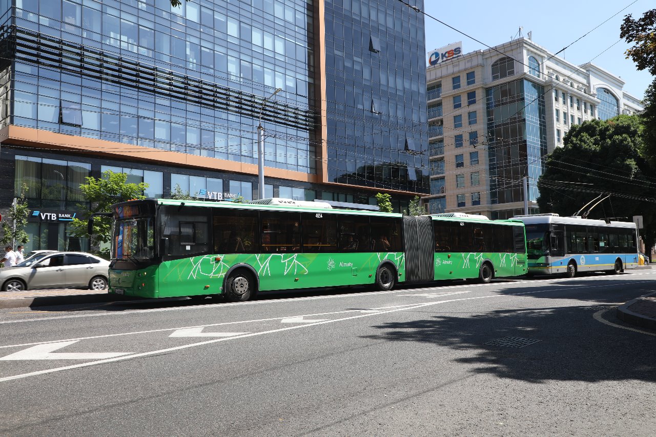 Автобусы Алматы. Автобус 119 Москва. Автобус крупным планом. Автобусники.